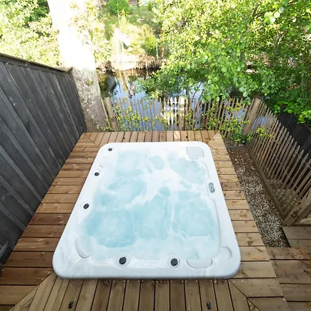 Holiday home Maison Lacanpon, 3 Maisons Reunies En Bord De Canal A Cazaux *