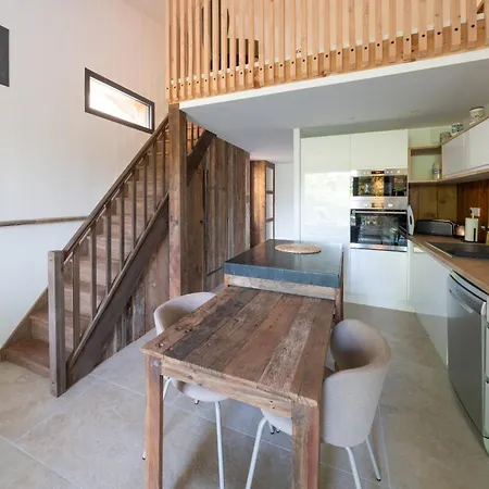 Holiday home Maison Lacanpon, 3 Maisons Reunies En Bord De Canal A Cazaux *