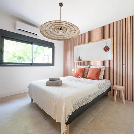 Holiday home Maison Lacanpon, 3 Maisons Reunies En Bord De Canal A Cazaux La Teste-de-Buch
